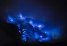 Blue Fire Muncul di Gunung Papandayan, Badan Geologi Buka Suara