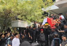 Guruh Soekarnoputra Diberangkatkan menuju TPU Karet Bivak