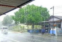 Prediksi Cuaca Indonesia Senin: Hujan Petir, Gelombang 4 Meter, hingga Banjir Rob