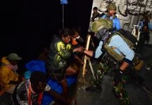 Misi Kemanusiaan KRI dr. Wahidin, 11 Warga PNG Diselamatkan di Laut Pasifik