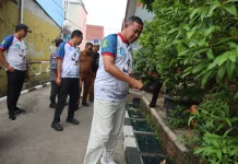 Budidaya Ikan di Saluran Air, Warga Perumahan di Bekasi Dipuji Wali Kota