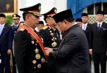 Listyo Sigit Terima Tanda Kehormatan dari Presiden Prabowo