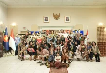 Catwalk Batik KBRI Ottawa Tuai Decak Kagum Ratusan Undangan
