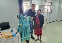 Warga Vanuatu Hadiahkan Daster Khas kepada Tim Medis Port Visit 2026