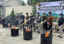 Barantin Lampung Musnahkan Bakso, Sosis, Buah, dan Benih Barang Bawaan dari Malaysia