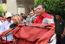 Serahkan Becak Listrik Presiden, Plt Bupati Bekasi Pesan Becak Jangan Dijual