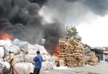 BPBD Kerahkan Sembilan Armada Tangani Kebakaran Pabrik Percetakan di Tangerang