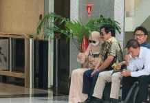 Diperiksa Terkait Dugaan TPPU di Kukar, Rita Widyasari Kenakan Masker dan Kacamata