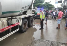 Jalan Pasar Kemis Tangeran Rusak Parah