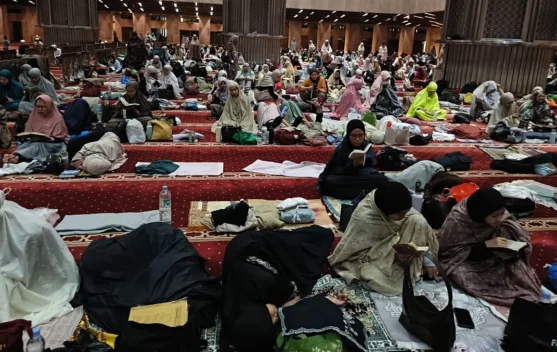 Ribuan Jemaah Bersemangat Iktikaf di Masjid Istiqlal