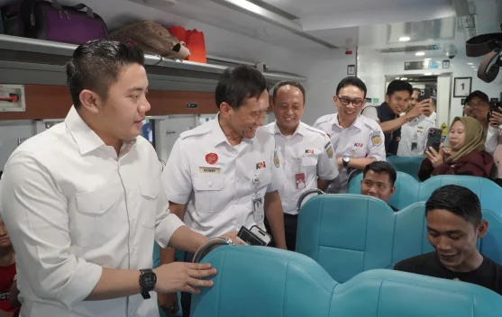 Sekretaris Kabinet Tinjau Kereta Ekonomi Kerakyatan di Pasar Senen