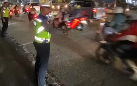 Kendaraan Pemudik Merayap di Jalur Atreri Tangerang-Merak