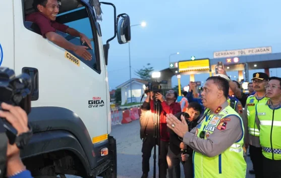 Kakorlantas Tegur Sopir Truk Sumbu Tiga di Gerbang Tol Pejagan