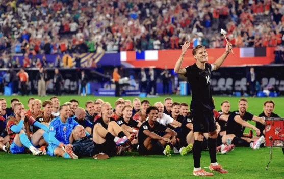 Ødegaard Pimpin Selebrasi 'Viking Row' usai Norwegia Lolos ke 32 Besar
