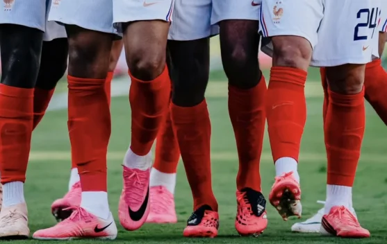 Bukan Sekadar Gaya, Ini Alasan Sepatu Pink Mendominasi Piala Dunia 2026 - RRI.co.id