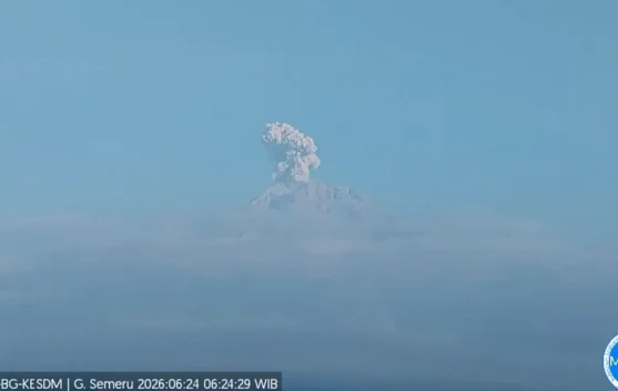 Semeru Erupsi, Kolom Abu Capai 600 Meter di Atas Puncak - RRI.co.id