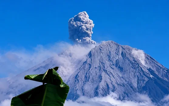 Semeru Erupsi Lima Kali, Letusan Tertinggi Capai 1,2 Kilometer - RRI.co.id