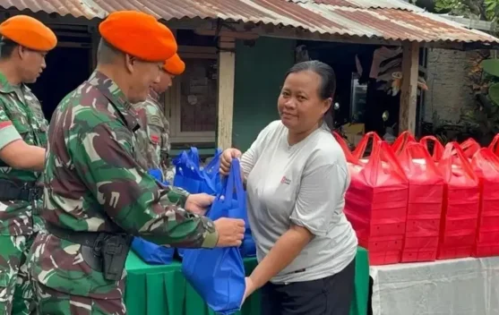 Korpasgat TNI AU Gelar Jumat Berkah, Bagikan Sembako hingga Makanan - RRI.co.id