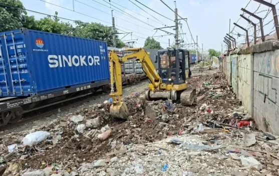 KAI Daop 1 Tertibkan Bangunan Liar di Jalur Pasar Senen - RRI.co.id