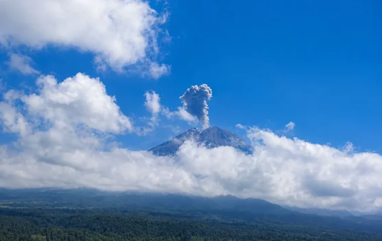 Gunung Semeru Erupsi, Kolom Abu Capai 1.000 Meter - RRI.co.id