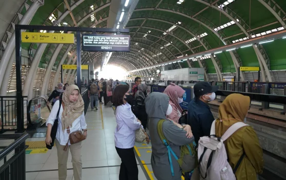 Penyesuaian Jadwal LRT Jabodebek, Hasilnya: Distribusi Pengguna Jam Sibuk Merata - RRI.co.id