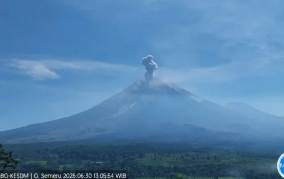 Gunung Semeru Erupsi, Kolom Abu Capai 900 Meter - RRI.co.id