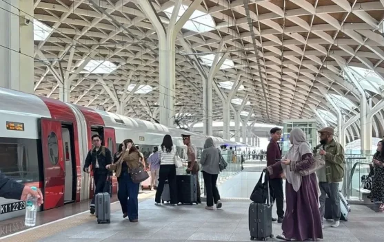 69.874 Turis Asing Masuk Jabar Pakai Kereta Whoosh - RRI.co.id