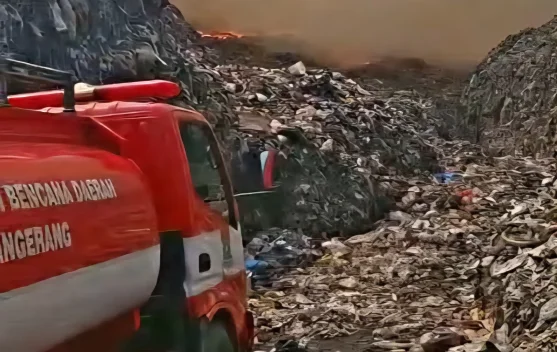 BMKG dan Dua Heli BNPB Diterjunkan Padamkan TPA Jatiwaringin - RRI.co.id