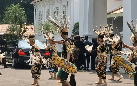 Tari Enggang Sambut Kedatangan Presiden Belarus di Istana Merdeka - RRI.co.id