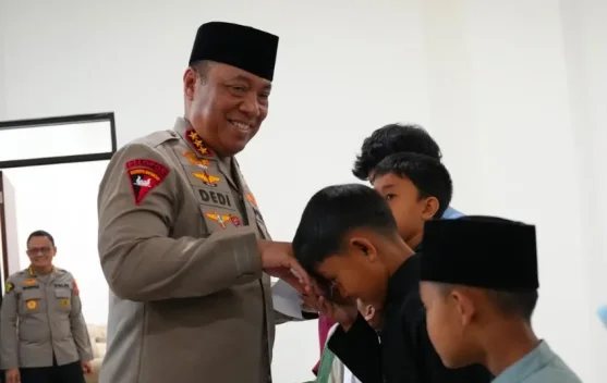 Wakapolri Santuni Anak Yatim usai Revitalisasi Masjid Panggilan Sujud - RRI.co.id