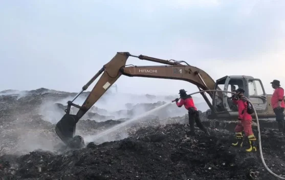 KLH: Pemadaman Kebakaran TPA Jatiwaringin Sulit karena Mirip Lahan Gambut - RRI.co.id