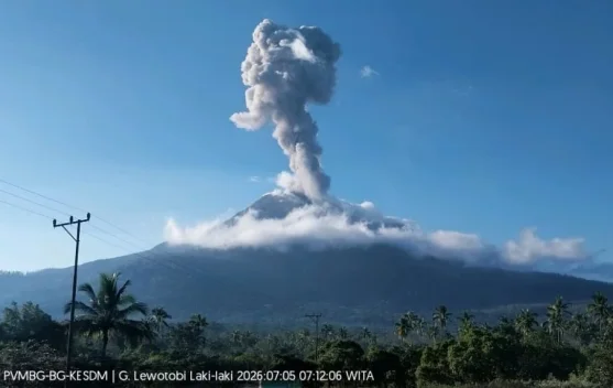 Gunung Lewotobi Laki-laki Erupsi, Kolom Abu Capai 1,4 Kilometer - RRI.co.id