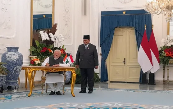 Presiden Prabowo Saksikan PM India Tandatangani Buku Tamu di Istana Merdeka - RRI.co.id