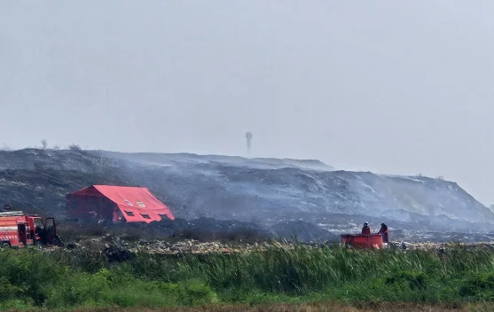 Evakuasi Warga Kebakaran TPA Jatiwaringin Capai 158 Jiwa - RRI.co.id