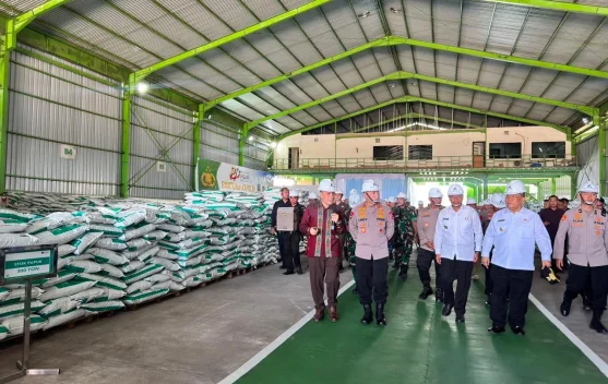 Kapolri Tinjau Inovasi Pupuk Batu Bara, Lepas Distribusi 80 Ton untuk Petani Riau - RRI.co.id