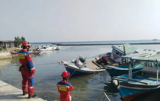Gulkarmat Evakuasi Kapal Bocor di Perairan Pulau Pari, Tak Ada Korban - RRI.co.id