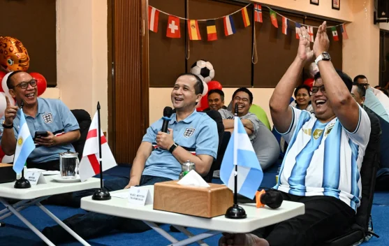 Mentrans Nobar Semifinal Piala Dunia dengan Kawasan Transmigrasi