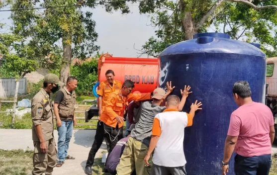 Terdampak Kekeringan Warga Pebayuran Bekasi Dapat Bantuan 15.000 Liter Air Bersih