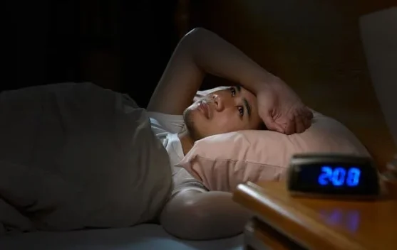 Sering Terbangun Malam Hari? Kenali Penyebab dan Cara Mengatasinya