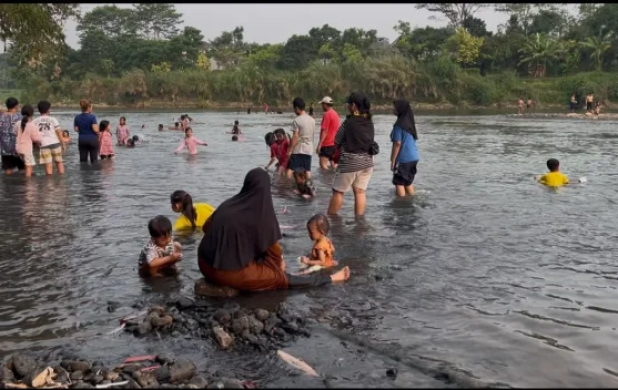 Dampak Kekeringan, Warga Tangsel Gelar Tradisi Sungai Cisadane