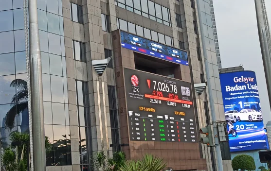 IHSG Anjlok hingga Jeda Siang, Pasar Tunggu Keputusan Suku Bunga BI