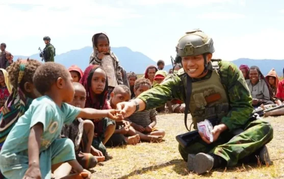 Koops TNI Habema Salurkan Bantuan Logistik ke Papua Tengah - RRI.co.id