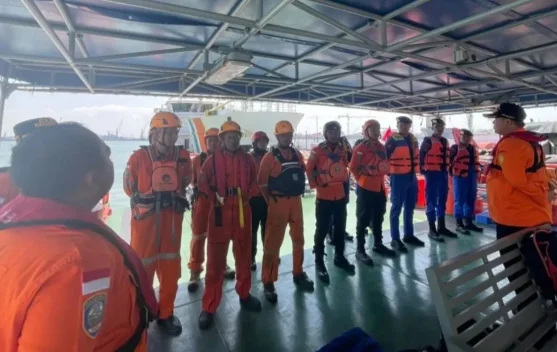 9 Kapal Dikerahkan Evakuasi Penumpang KMP Mutiara Sentosa 2 di Perairan Madura - RRI.co.id