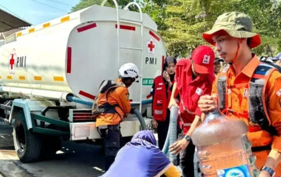 Dampak Kekeringan, BPBD Bandung Salurkan 15 Ribu Liter Air Bersih - RRI.co.id