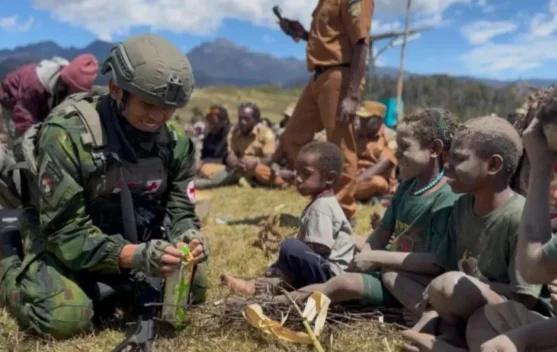 TNI Salurkan 2 Ton Sembako untuk Warga Terdampak Kekeringan di Puncak Papua - RRI.co.id