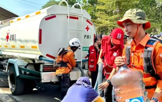 BPBD Bandung Salurkan Air Bersih untuk Warga Terdampak Kekeringan - RRI.co.id