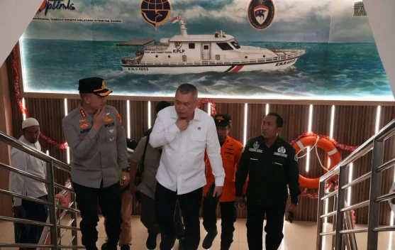 Menhub Tinjau Langsung Evakuasi Penumpang KM Mutiara Sentosa II yang Terbakar