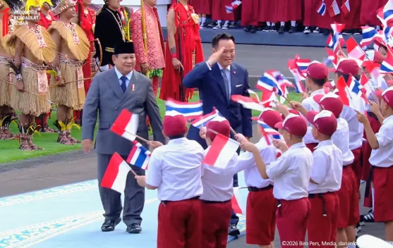 Momen Hangat Presiden Prabowo dan PM Tailan Beri Hormat kepada Pelajar di Istana - RRI.co.id