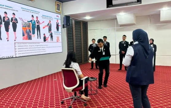 KAI Services Gelar Training Basic Hospitality Petugas Luxury Lounge