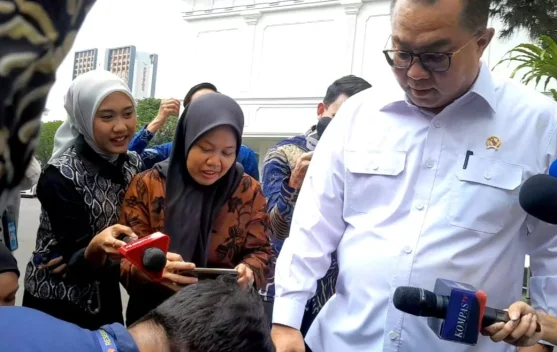 Kepala BRIN Pamer Sepatu Inovasi Lokal di Istana Kepresidenan Jakarta